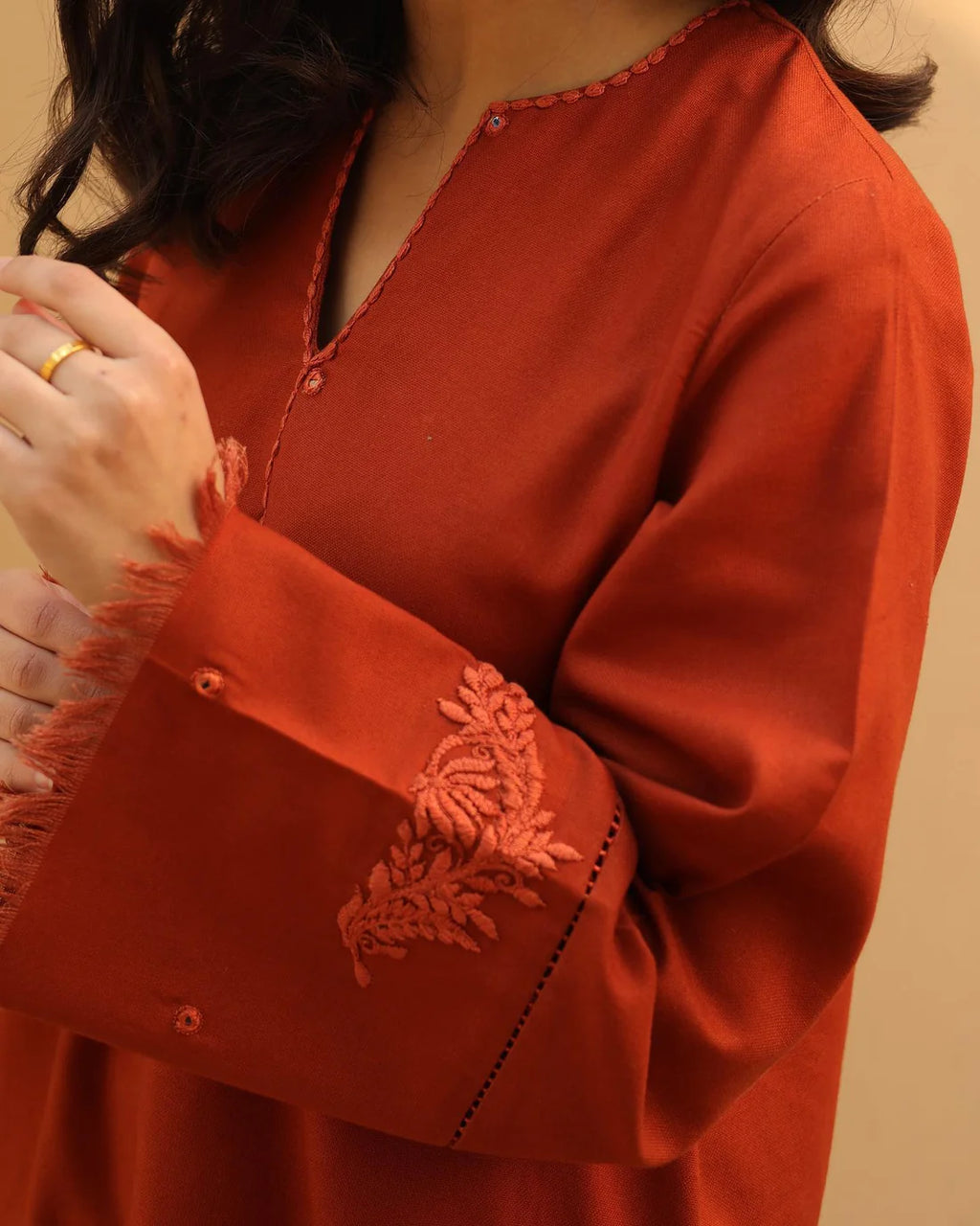 RT1032-Winter 3PC Dhannak Embroidered Suit with Dhanak Embroidered Shawll