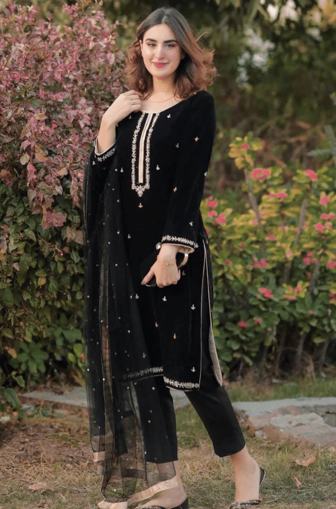 Sidra Mumtaz WINTER 3PC Valvet Front Full Embroidered Back Bazo Embroidered Bember Dupatta -RT040